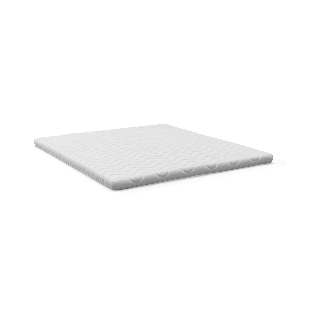 Tynd hvid topmadras med bølgemønstret quiltning på hvid baggrund.