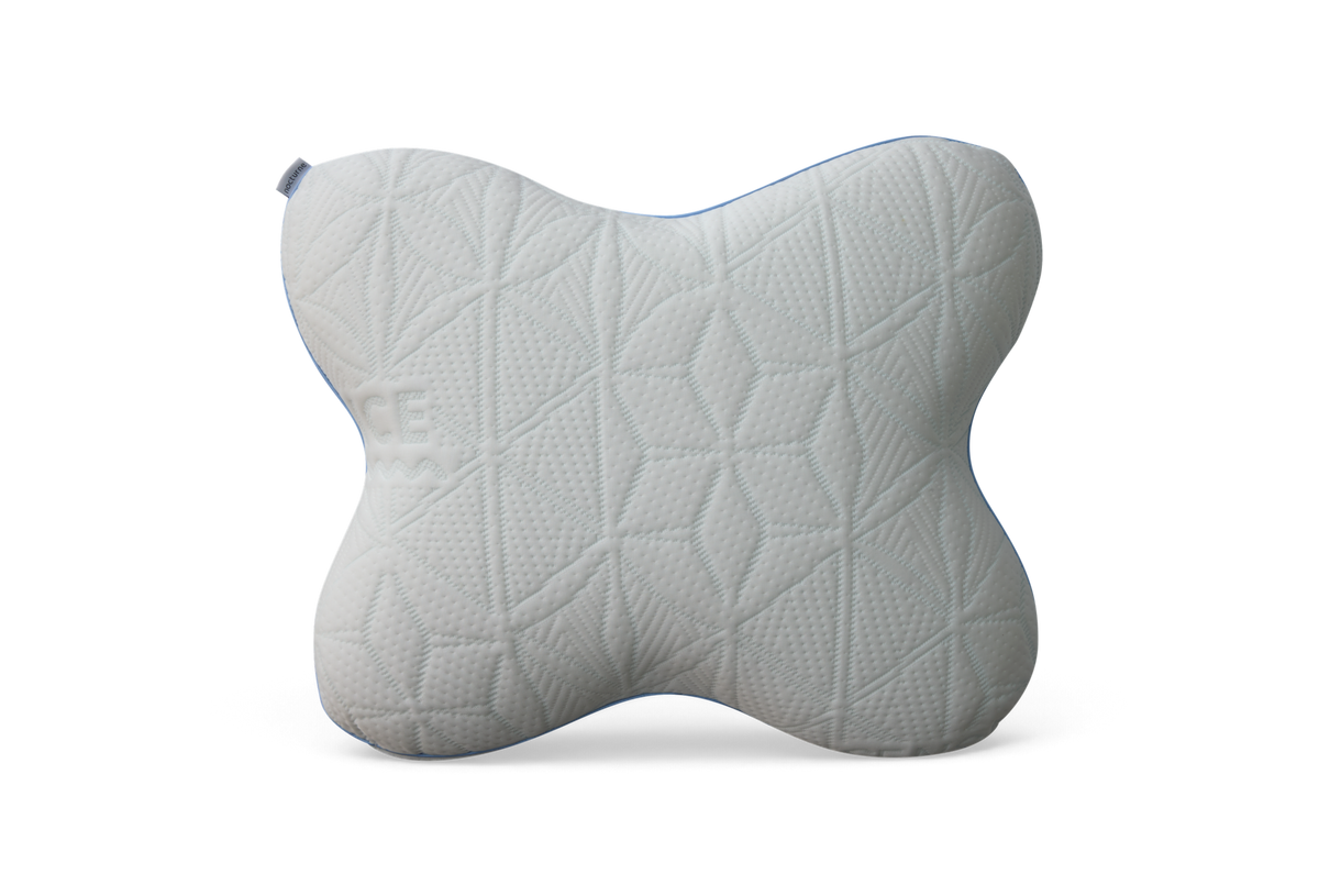 Ergonomisk hvid pude med geometrisk mønstret betræk og ordet ICE, sommerfugleformet design.