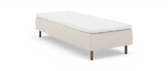 Beige seng med hvid topmadras, enkeltseng frilagt på hvid baggrund.