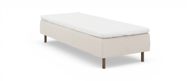 Beige seng med hvid topmadras, enkeltseng frilagt på hvid baggrund._ps