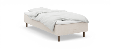 Beige enkeltseng med hvidt sengetøj og træben, nocturne by TEMPUR.