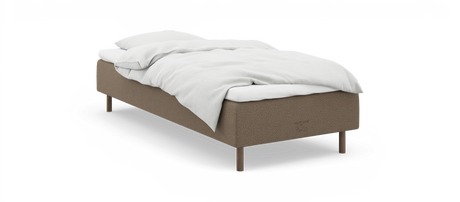 En enkeltseng med beige polstret sengeramme, hvide sengetekstiler og træben, frilagt på hvid baggrund.