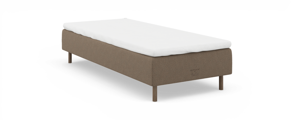 Enkel sengebund med hvid topmadras, beige polstring og træben, frilagt på hvid baggrund.