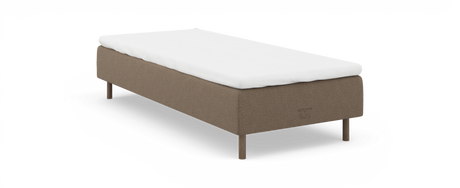 Enkel sengebund med hvid topmadras, beige polstring og træben, frilagt på hvid baggrund.