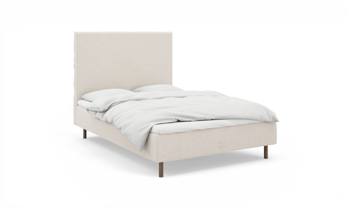 Beige seng med høj sengegavl og hvidt sengetøj, frilagt på hvid baggrund.