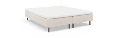 Beige kontinentalseng med hvid topmadras, træben og mærkningen 'nocturne by TEMPUR'.