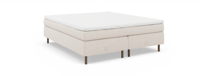 Beige kontinentalseng med hvid topmadras og træben, mærket “nocturne by TEMPUR”, fotograferet i vinkel på neutral baggrund._ps