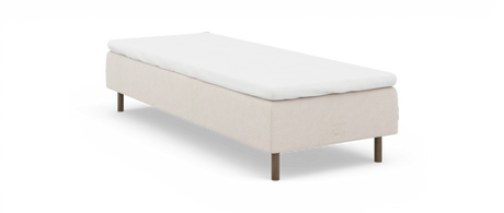 Beige sengesokkel med hvid topmadras og træben, enkeltseng i minimalistisk stil.