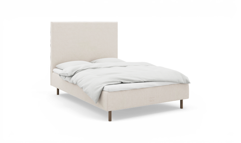 Beige seng med høj sengegavl og hvide sengetekstiler på hvid baggrund._ps