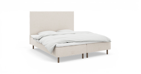 Beige polstret dobbeltseng med høj sengegavl og hvide sengelinned, frilagt mod hvid baggrund set i let frontvinkel.