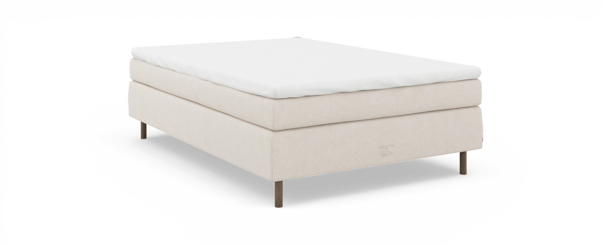 Beige kontinentalseng med hvid topmadras, nocturne TEMPUR‑branding på siden.