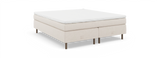 Beige kontinentalseng med hvid topmadras, træben og diskret nocturne by TEMPUR mærkning, set skråt forfra._ps