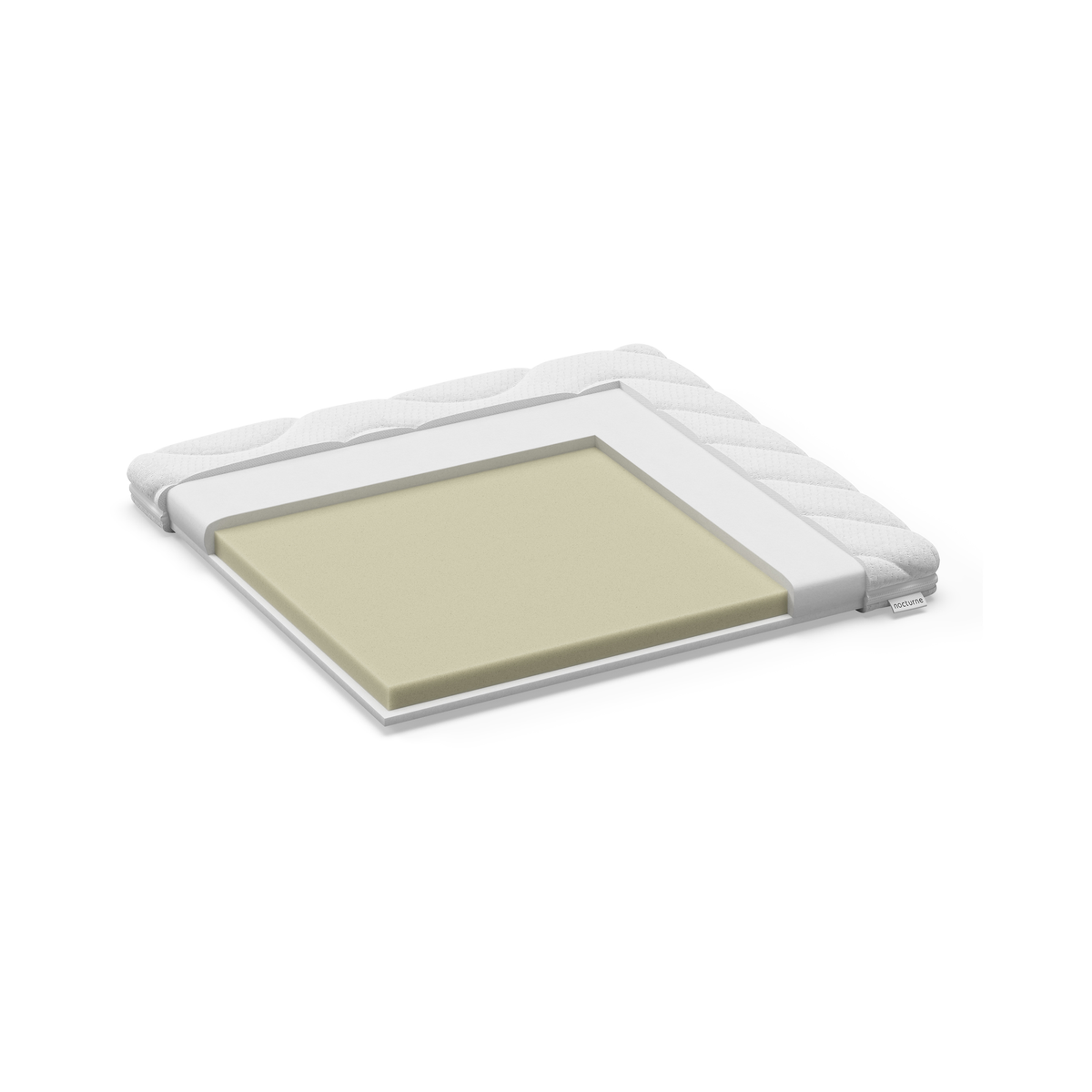 Skåret visning af tynd madras/topper med beige skumkerne og hvid quiltet overdel på hvid baggrund.