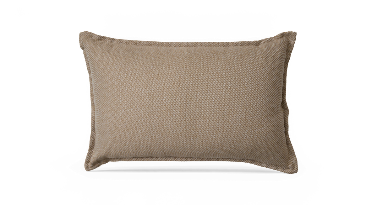 Beige rektangulær pyntepude i tekstureret stof på hvid baggrund.