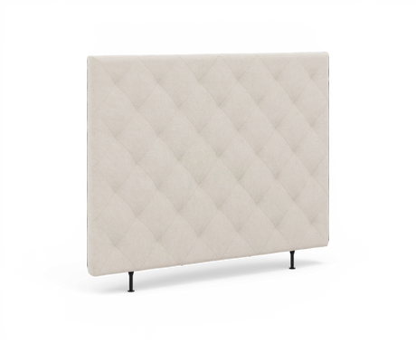 Beige, quiltet sengegavl med diamantmønster og slanke sorte ben, fritlagt mod hvid baggrund.