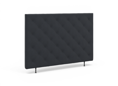 Mørkegrå, polstret sengegavl med diagonal knap-tuftning og slanke metalben, produktfoto på hvid baggrund.