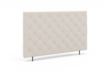Beige, quiltet sengegavl med diamantmønster og slanke sorte ben, frilagt på hvid baggrund.