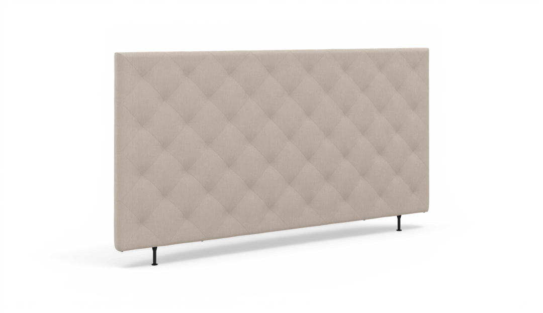 Beige, tuftet sengegavl med diamantmønster og ben, fritstående.