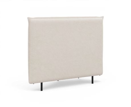 Beige polstret rektangulær sengegavl med slanke sorte ben, frilagt på hvid baggrund.