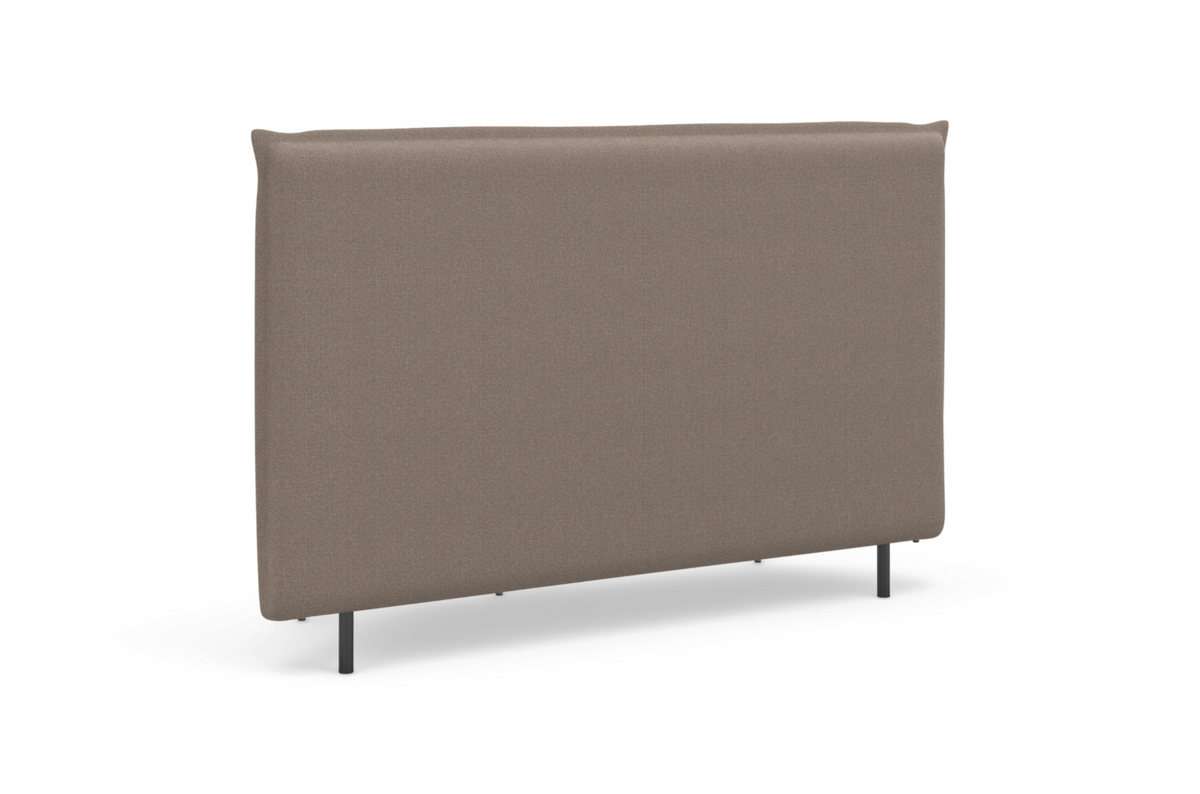 Polstret sengegavl i taupe/beige stof med afrundede hjørner og slanke sorte ben, produktfoto på hvid baggrund.