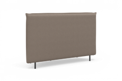 Polstret sengegavl i taupe/beige stof med afrundede hjørner og slanke sorte ben, produktfoto på hvid baggrund.