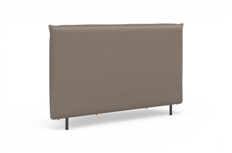 Polstret sengegavl i taupe/beige stof med afrundede hjørner og slanke sorte ben, produktfoto på hvid baggrund.