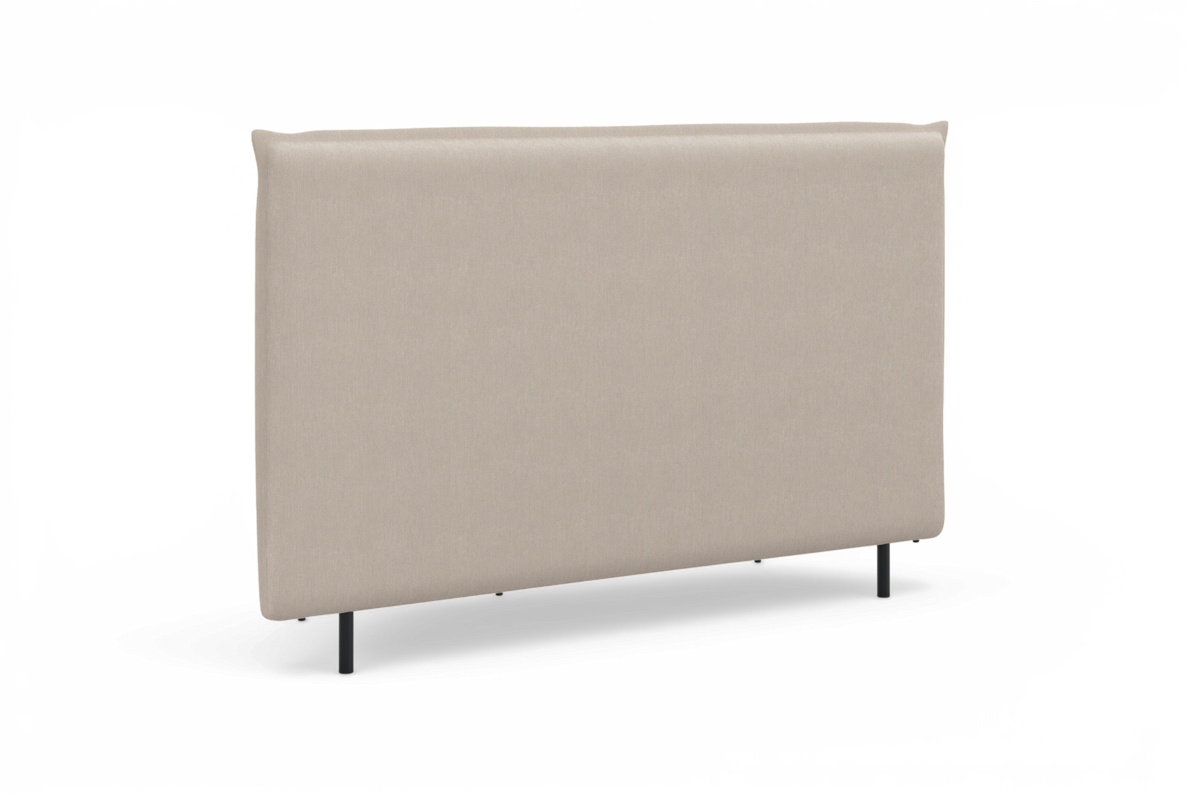 Beige tekstilpolstret sengegavl med sorte ben, fritlagt produktbillede.