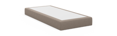 Beige polstret sengebund med hvid top, fotograferet i studie mod sort baggrund.