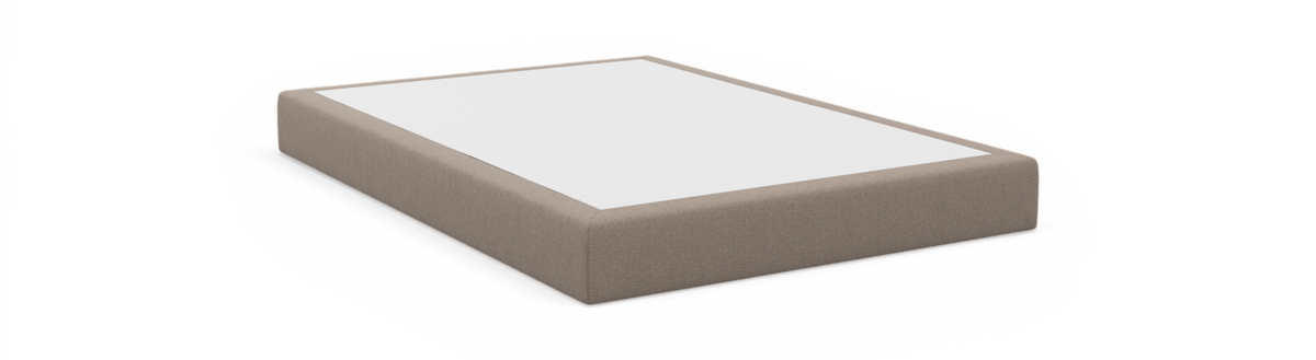 Beige sengebund med hvid overside, frilagt på hvid baggrund.