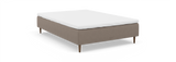 Beige sengebund med hvid topmadras og træben, nocturne på siden, frilagt på hvid baggrund._ps