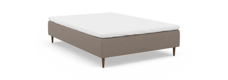 Beige sengebund med hvid topmadras og træben, nocturne på siden, frilagt på hvid baggrund.