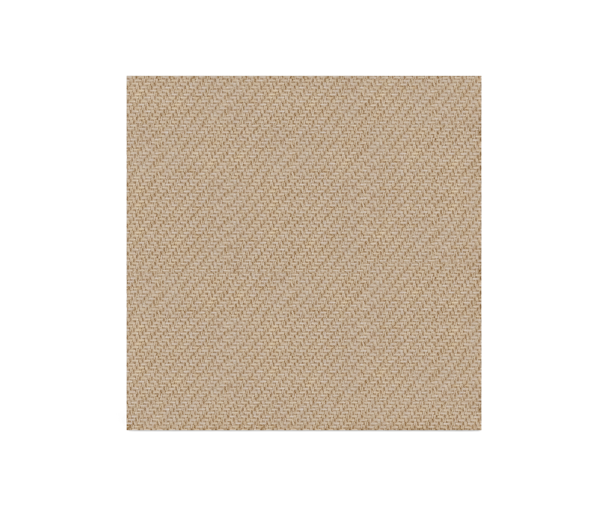 Beige stofprøve med fin vævet struktur på hvid baggrund.