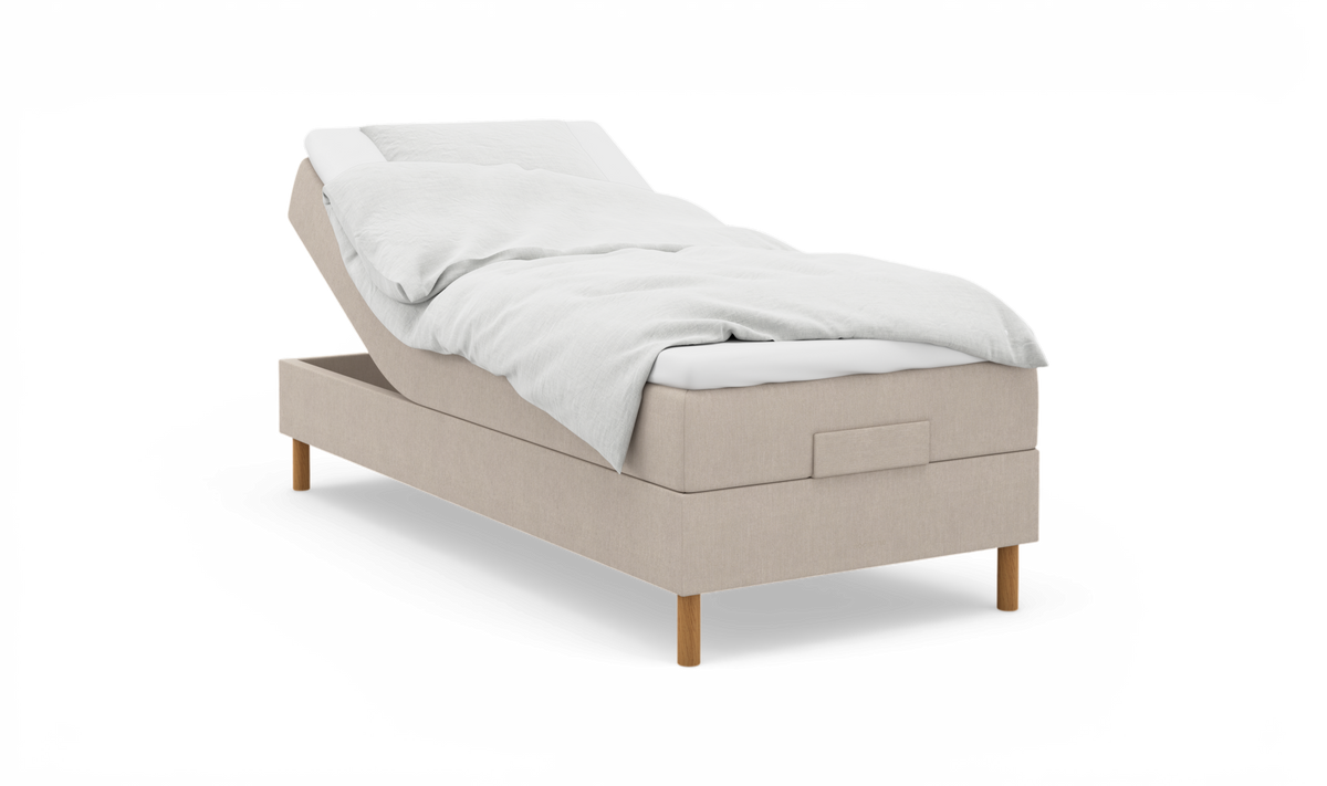 Beige elevationsseng med træben og hvidt sengetøj; rygdelen er hævet og produktet er frilagt på hvid baggrund.