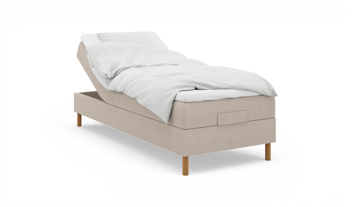 Beige justerbar enkeltseng med hvidt sengetøj og træben, frilagt på hvid baggrund.