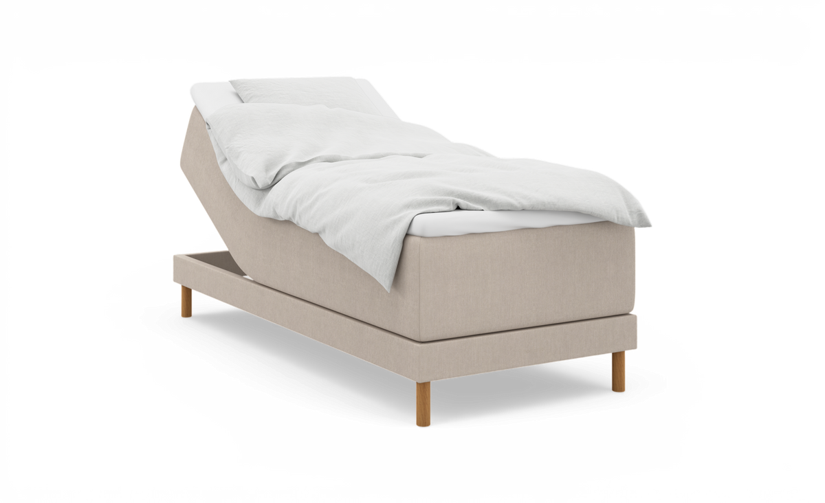 Beige elevationsseng med hævet hovedende, hvidt sengetøj og træben, frilagt på hvid baggrund.