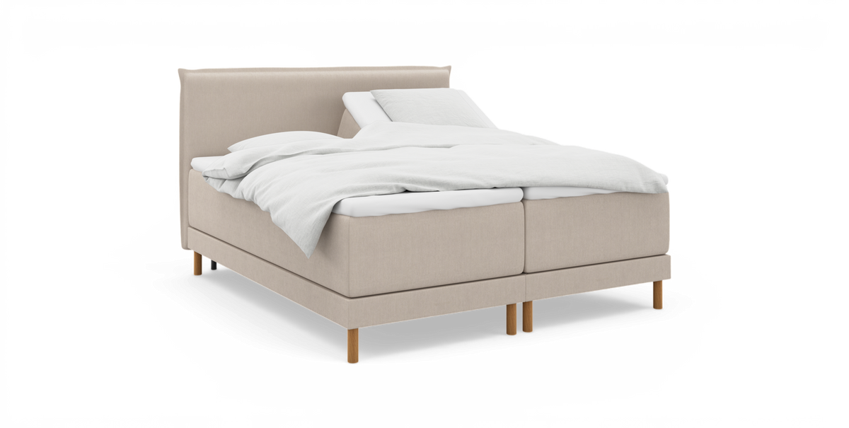Beige elevationsseng med hævet hovedende, hvidt sengetøj og træben, frilagt på hvid baggrund.
