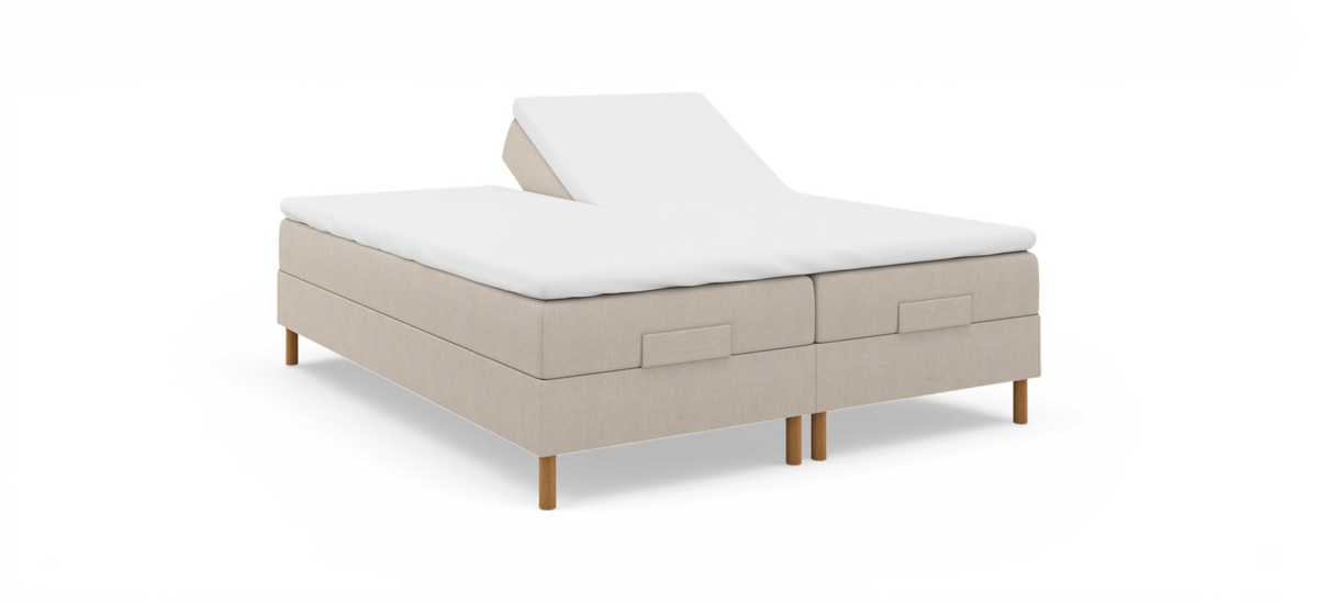 Beige justerbar dobbeltseng med hvid topmadras og træben, én rygdel hævet, frilagt mod hvid baggrund.