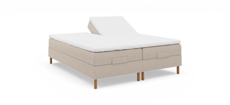 Beige justerbar dobbeltseng med hvid topmadras og træben, én rygdel hævet, frilagt mod hvid baggrund.
