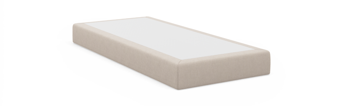 Beige sengebund med hvid top, rektangulær, frilagt mod sort baggrund.