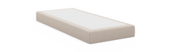 Beige polstret sengebund/box med hvid topplade, lav rektangulær profil set i trekvart vinkel.