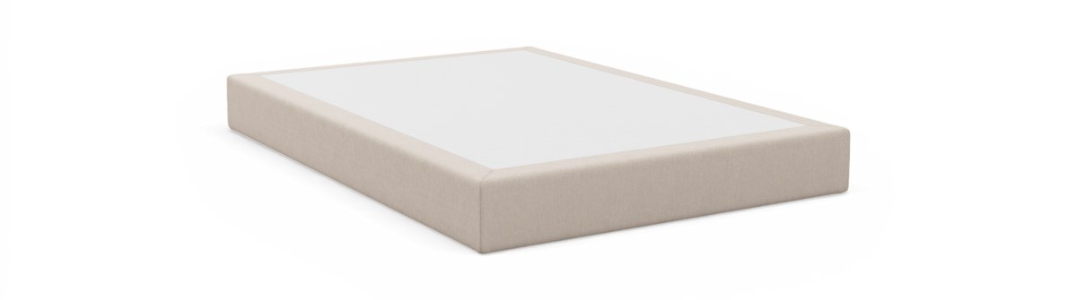Beige sengebund med hvid top, rektangulær og frilagt på sort baggrund.