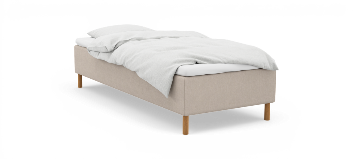 Enkeltseng med beige polstret ramme, hvide sengesæt og træben, frilagt på hvid baggrund.