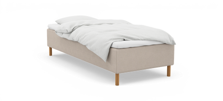 Enkeltseng med beige polstret ramme, hvide sengesæt og træben, frilagt på hvid baggrund.