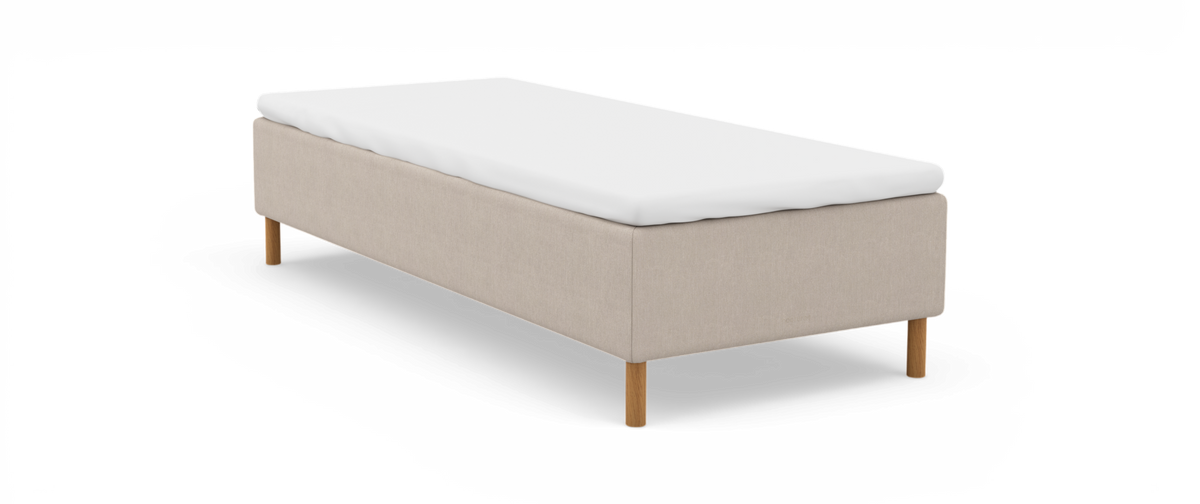 Beige sengebund med hvid topmadras og træben, frilagt på hvid baggrund.