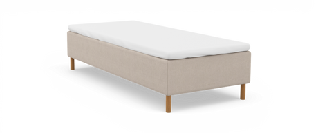 Beige sengebund med hvid topmadras og træben, frilagt på hvid baggrund.