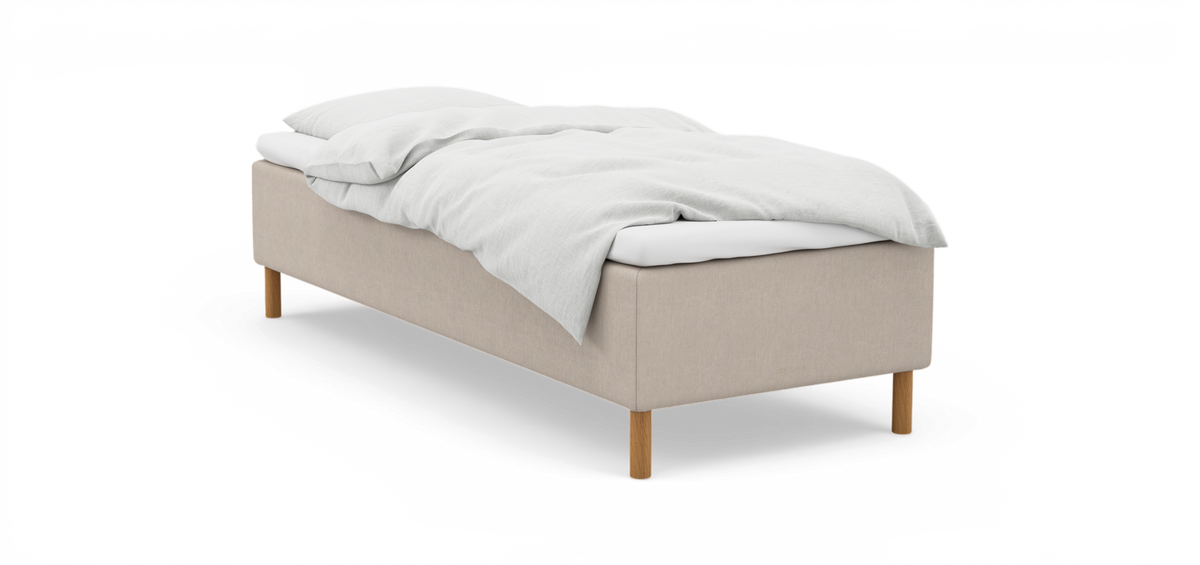 Enkel seng med beige polstring, træben og hvidt sengetøj, frilagt mod hvid baggrund.