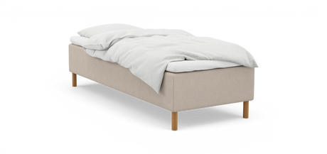 Enkel seng med beige polstring, træben og hvidt sengetøj, frilagt mod hvid baggrund.