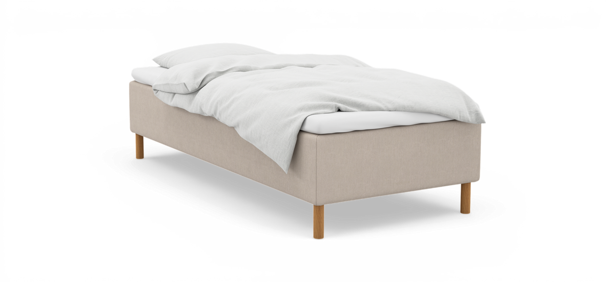 Enkeltseng med beige sengekant og træben, hvid madras, dyne og pude, frilagt på hvid baggrund.