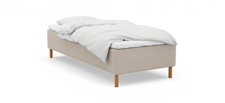 Enkeltseng med beige sengekant og træben, hvid madras, dyne og pude, frilagt på hvid baggrund.