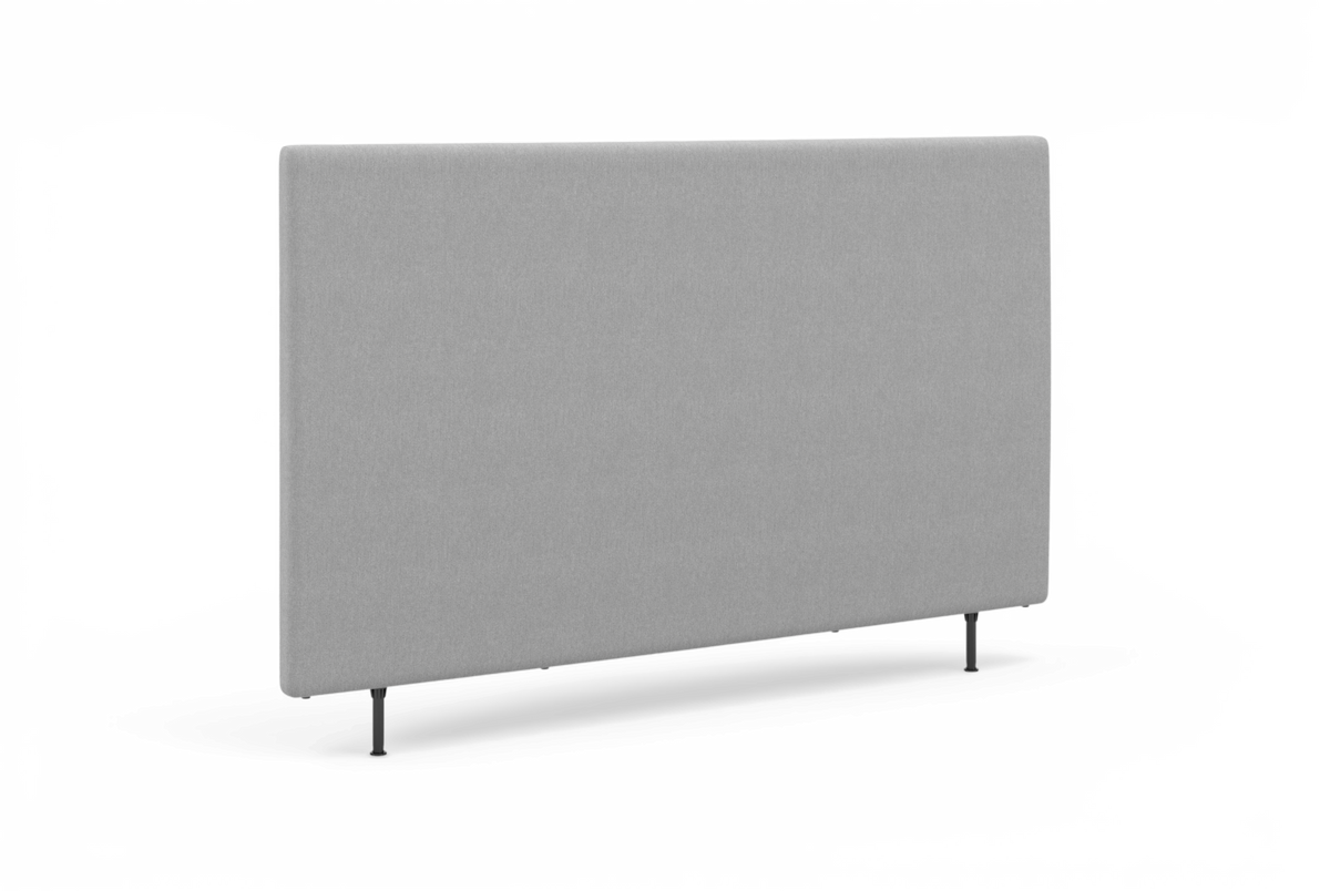 Grå polstret sengegavl med slanke sorte ben, rektangulær og minimalistisk.
